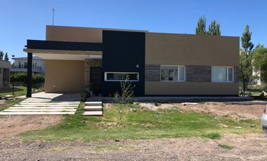 Alquiler Casa 3 dorm y pileta en Barrio La Castellana Neuquen