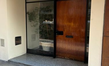 Recoleta; 2 amb en PB con patio apto mascotas.