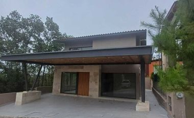 Lujosa casa en renta en club de golf altozano