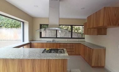 Lujosa casa en renta en club de golf altozano
