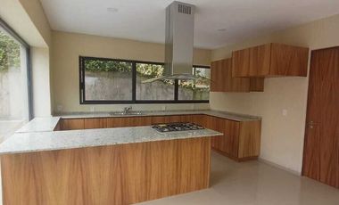 Lujosa casa en renta en club de golf altozano