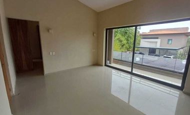 Lujosa casa en renta en club de golf altozano