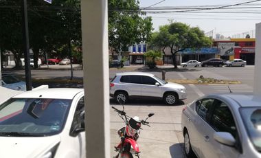Local 200 m2 sobre av. en las Aguilas, cerca McDonald´s, La Calma, Zapopan Jal.