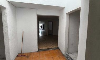Local 200 m2 sobre av. en las Aguilas, cerca McDonald´s, La Calma, Zapopan Jal.