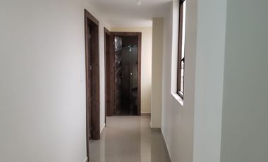 Por estrenar casa amplia de 3 plantas en Martínez - Ambato