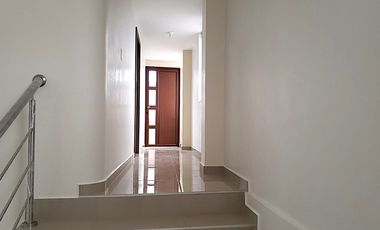 Por estrenar casa amplia de 3 plantas en Martínez - Ambato