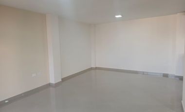 Por estrenar casa amplia de 3 plantas en Martínez - Ambato