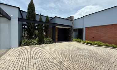 Casa moderna en unidad cerrada en El Retiro [cm]