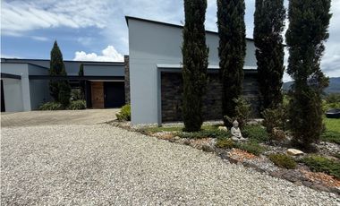 Casa moderna en unidad cerrada en El Retiro [cm]