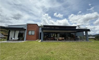 Casa moderna en unidad cerrada en El Retiro [cm]