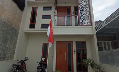 RUMAH 2 LANTAI DI COLOMADU DEKAT BANDARA DAN DE TJOLOMADOE