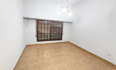 Casa PH en venta en Bernal Oeste