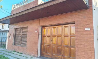 Casa PH en venta en Bernal Oeste