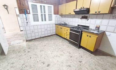 Casa PH en venta en Bernal Oeste