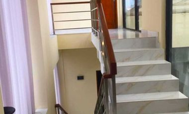 DISEWAKAN RUMAH MEWAH MEZZANINE 3,5  LANTAI + ROOFTOP Kawasan Kemang