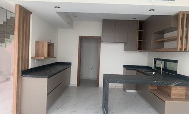 CASA EN VENTA NUEVA PALMA REAL  CERR. BISONTE