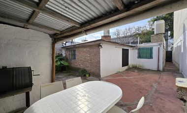 CASA 3 AMBIENTES EN VENTA EN BERAZATEGUI CON PATIO