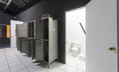 Exclusivo Local de 3 Niveles con Estacionamiento