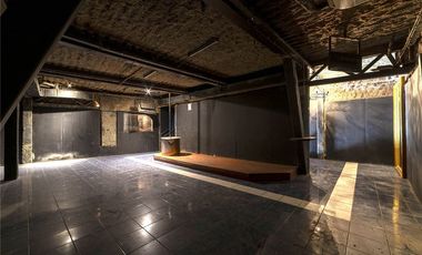 Exclusivo Local de 3 Niveles con Estacionamiento