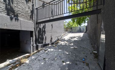 Exclusivo Local de 3 Niveles con Estacionamiento