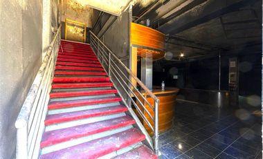 Exclusivo Local de 3 Niveles con Estacionamiento