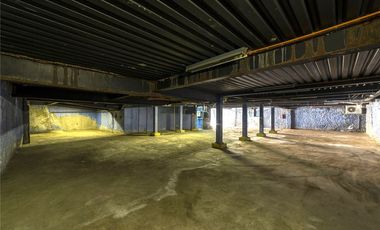 Exclusivo Local de 3 Niveles con Estacionamiento