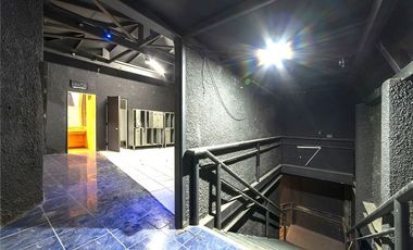 Exclusivo Local de 3 Niveles con Estacionamiento