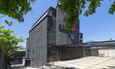 Exclusivo Local de 3 Niveles con Estacionamiento