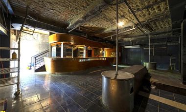 Exclusivo Local de 3 Niveles con Estacionamiento