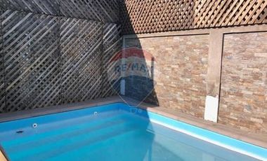 CASA CON PISCINA, QUINCHO Y COCINA RENOVADA