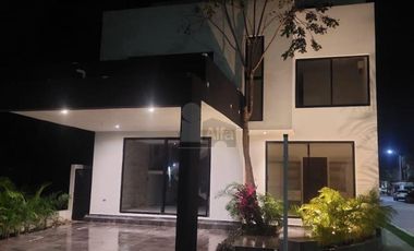 Venta casa 5 recs y 5.5 baños en Residencial RIO, Cancún Quintana Roo