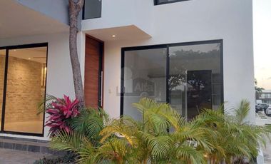 Venta casa 5 recs y 5.5 baños en Residencial RIO, Cancún Quintana Roo