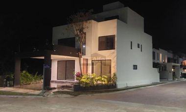 Venta casa 5 recs y 5.5 baños en Residencial RIO, Cancún Quintana Roo