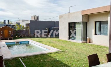 EN VENTA CASA 3 DORM C/ PILETA B° SANTA ANGELA III