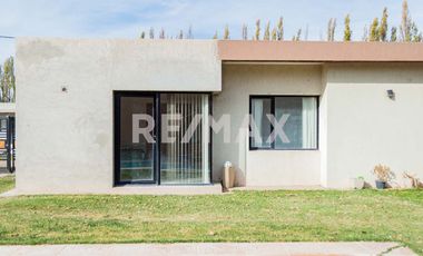 EN VENTA CASA 3 DORM C/ PILETA B° SANTA ANGELA III