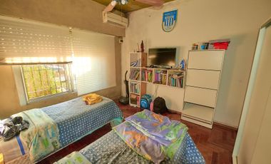 VENTA CASA 3 AMB  PATIO BERAZATEGUI APTA CREDITO