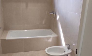 ALQUILER ANUAL | CASA NUEVA c/Galeria, Cochera y Jardin | Garin Norte