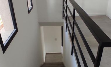 ALQUILER ANUAL | CASA NUEVA c/Galeria, Cochera y Jardin | Garin Norte