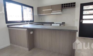 ALQUILER ANUAL | CASA NUEVA c/Galeria, Cochera y Jardin | Garin Norte