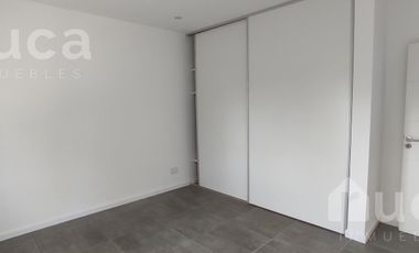 ALQUILER ANUAL | CASA NUEVA c/Galeria, Cochera y Jardin | Garin Norte