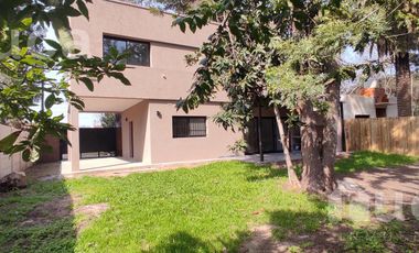 ALQUILER ANUAL | CASA NUEVA c/Galeria, Cochera y Jardin | Garin Norte