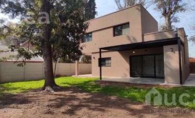 ALQUILER ANUAL | CASA NUEVA c/Galeria, Cochera y Jardin | Garin Norte