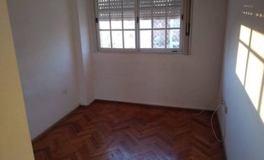 Semi-piso de 3 ambientes en alquiler con balcón