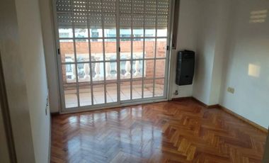Semi-piso de 3 ambientes en alquiler con balcón