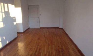 Semi-piso de 3 ambientes en alquiler con balcón
