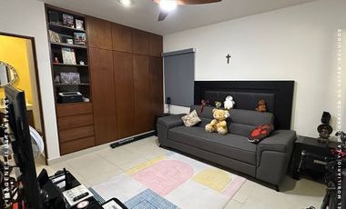 Casa en venta en Conkal casa gemela dentro de privada con amenidades