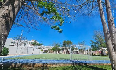 Casa en venta en Conkal casa gemela dentro de privada con amenidades