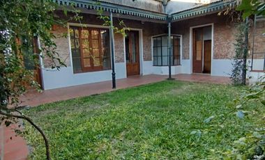Casa en  alquiler en la esquina de Andrade y Maipu