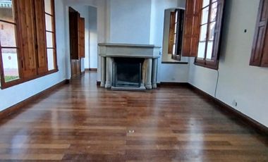 Casa en  alquiler en la esquina de Andrade y Maipu