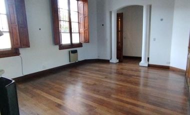 Casa en  alquiler en la esquina de Andrade y Maipu